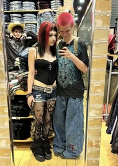 alt baggy jeans outfit inspo y2k grunge Baggy Jeans Art Reference, Grunge Outfits Baggy Jeans, Punk Women Outfits, Alt Shein Outfits, Emo Sweatpants Outfit, Grunge Outfits With Pants, Metal Grunge Outfits, Alt Fit Ideas, Alt Y2k Aesthetic