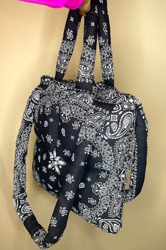 -Handmade puffer purse  -Bandana Purse  -Can be worn multiple ways Casual Black Bag For Festival, Black Casual Bags For Festivals, Bandana Purse, Puffer Purse, Bandana Crafts, Bandanas Diy, Bandana Outfit, Puffer Bag, Pole Dance Wear