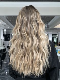 Brown Rooted Blonde Hair, Sandy Dimensional Blonde, Faded Blonde Highlights, Cool Blonde Foilayage, Different Blonde Shades Balayage, Lowlighted Blonde Hair, Full Blonde Balayage On Brown Hair, Curled Hair With Straight Ends