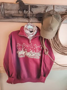 What could be better than vintage western? It's classic, timeless, and cozy! Unisex quarter zip *Recommending Sizing* s 2/4 • m 6/8 • l 10/12 • xl 14/16 • xxl 18/20 *for a tighter fit, size down. Vintage Western Womens Clothing, Western Graphic Crewneck, Winter Montana Outfits, Western Outfit Inspo Winter, Western Neck Scarf Outfit, Cool Western Outfits, Western Quarter Zip, Vintage Western Clothes, Western Cute Outfits