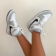 Rosa Jordans, Pink Jordans, Cheap Jordan Shoes, Jordan Shoes Girls, Nike Air Jordan 1 Mid