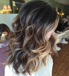 This hairstyle is so gorgeous! I love the colors. Tmavý Blond, Brunette Balayage, Beautiful Brunette, Brunette Balayage Hair, Balayage Brunette, Ombre Hair Color, Long Wavy Hair