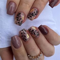 This Set Features A Rich, Glossy Brown Finish Adorned With Elegant Black Leaves And Shimmering Golden Foil Accents. The Medium Square Shape Offers A Modern And Flattering Look, Perfect For Adding A Touch Of Sophistication To Any Outfit. These Press-On Nails Combine Seasonal Charm With Effortless Elegance, Providing A Quick And Stylish Solution For A Polished Manicure. Brown Acrylic Nails, Cute Nails For Fall, Short Nails Art, Fake Nails With Glue, Thanksgiving Nails, Fall Nail Art, Short Nail Designs, Nailed It, Autumn Nails