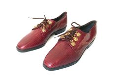 "80s chic oxfords Lizard leather Golden lions  Modern chic look 🌿 🌿 🌿 🌿 🌿 - DESCRIPTION - Label: GABRIELE, made in Italy by G. Beni Color: mahogany red Condition: vintage, excelent. No rips, no tears, no loose stitch. 🌿 🌿 🌿 🌿 🌿 - WOMENS SIZE - 6.5 us / 4 uk / 37 eu (narrow fit!) 🌿 🌿 🌿 🌿 🌿 - MEASUREMENTS -  Insole length - 23.9 cm / 9.41\" (to the very tip) Ball of foot - 7.7 cm / 3.03\" (narrow fit!) Heel - 2.1 cm / 0.83\" 🌿 🌿 🌿 🌿 🌿 3 business days EXPRESS shipping worldwide 80s Chic, Golden Lions, Modern Chic, Tie Shoes, Look Chic, Womens Oxfords, Dress Shoes Men, Oxford Shoes, Oxford