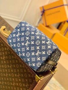 Description L.V Speedy Bandouliere 25 Monogram Denim Jacquard Navy Blue For Women, WoHandbags 9.8in/25cm LV M59609 Rep 1:1 The Speedy Bandoulière 25 handbag is made from Monogram denim jacquard for a casually fashionable feel. The faded blue is complemented by the tone-on-tone darker blue trim and white stitching. The jacquard weave creates a Monogram pattern on the fabric that will not fade over time. Size: 9.8 x 7.5 x 5.9 inches / 25 x 19 x 15 cm (Length x height x width) Navy Blue Denim jacquard textile Gold-color hardware Denim jacquard textile lining Double-zip closure Padlock Inside flat pocket Strap: Removable, adjustable Handle: Double Includes box, dust bag. This product is of the best quality. Lv Speedy Bandouliere, Speedy Bandouliere 25, Louis Vuitton Speedy Bandouliere, Lv Speedy, Speedy Bandouliere, Monogram Pattern, Blue Trim, A Monogram, Color Dorado