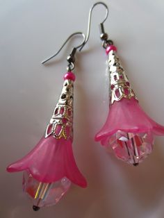 "🌸🌼Pink Flower Earrings🌼🌸 These are beautiful hot pink earrings!  Great for spring and summer.  Get rid of those winter blues!  The earrings hang 2 1/2\" and are 3/4\" wide.  The earrings feature hot pink lucite flowers, austrian crystals with an aurora borealis finish, and silver cone filigree bead caps.  These are real stunners!" Lucite Earrings, Wire Jewerly, Pink Flower Earrings, Hot Pink Earrings, Artsy Jewelry, Earrings Tutorial, Hot Pink Flowers, Ear Ring, Earring Ideas