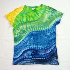 a t - shirt that has been dyed with different colors