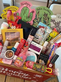 Best & Unique Christmas Gift Ideas For Best Friend Girl Gift Baskets, Candy Makeup, Diy Best Friend Gifts, Birthday Presents For Friends, Cute Gifts For Friends, Bff Birthday, Diy Birthday Gifts For Friends, Bath Oil