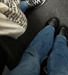 Flare Jeans With Doc Martens, Dc Martens Outfit Winter, Outfit Inspo Doc Martens, Dc Martens Outfit, Low Doc Martens, Low Waist Flared Jeans, Flared Jeans Outfit, Flare Jean Outfit, Doc Martens Shoes