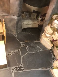 Los azulejos de piedra negra pulida para baño son muy fáciles de instalar en salpicaderos y pisos de baldosas. Como piedra natural, Mosaic - Polished Floor, Wall, Backsplash, Indoor puede adaptarse increíblemente bien a muchas ideas de salpicaderos de azulejos de cocina. Los pisos de baldosas con piedras naturales Crema Marfil le darán un toque español a su hogar. Para obtener más información sobre cómo aplicar lechada a las baldosas, ¡comuníquese con nosotros! Barndo Bathroom, Pebble Bathroom, Floor Mosaic Tile, Stone Floor Bathroom, Installing Tile, Spanish Floor Tile, Pebble Wall, Polished Floor, Kitchen Tile Backsplash