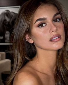 Kaia Gerber's Vampy New Hair Color Is 'Summer Goth' Style At Its Best Going Out Makeup, Brown Hair Brown Eyes, Brown Makeup, Dark Brown Hair Color, Top Makeup Products, Elegant Makeup, Models Makeup, Kaia Gerber, Austin Butler