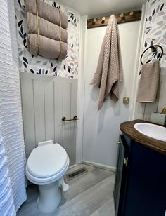 These 11 RV bathroom towel storage ideas will keep your RV cleaner, more organized, and a little better decorated! Read the list: Rv Towel Storage, Bathroom Towel Storage Ideas, Towel Storage Ideas, Rv Inspiration, Camper Bathroom, Rv Interior Remodel, Camper Interior Design, Bathroom Towel Storage, Camper Trailer Remodel