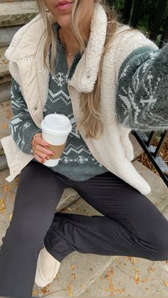 December Florida Outfits, Cas Outfits, Cute Winter Clothes, Chilly Day Outfit, Sweater Skirt Outfit, Minimalist Wardrobe Capsule, Simple Outfits For School, Outfit Inso, Fall Ootd