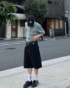 Black Cap Summer Outfit, 80s Aesthetic Outfits Men, 80s Aesthetic Outfits, Baggy Pants Outfit, Fit School, Half Pants, Short Pants Outfit, Mens Shorts Outfits, Pants Outfit Men