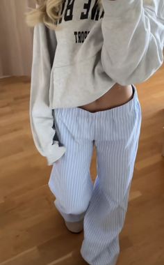 Classy Pjs, Costal Granddaughter Aesthic Outfits, Hm Clothes, Cute But Comfy Outfits, Crew Neck Sweatshirt Outfit, Chica Chola, Look Legging, Skandinavian Fashion, Pastel Outfit