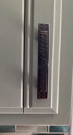 a door handle on a cabinet in a kitchen