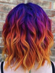 Sunset hair is the next trend to naturally snatch our inspiration by the roots. Check out 55 sunset hair color shades that will bring your dream sunset to mind! Sunset Balayage Hair, Sunset Hair Color Short, Sunrise Hair Color, Sunset Hair Color Ombre, Hairstyles For Big Noses, Revenge Hair, Vivid Hair Color Ideas, Scarlett Hair, Rockstar Hair