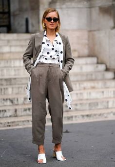 Guía de estilo: cómo llevar el estampado de lunares en blusas, camisas o vestidos - Foto 1 Polka Dot Street Style, Grey Suede Jacket, Polka Dots Outfit, Stylish Women Fashion, Interview Outfit, Eclectic Fashion, Midi Skirt Pencil, Street Style Looks, Street Style Outfit