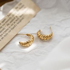 18k Minimal and classic gold twist hoop earrings. These earrings are cute and perfectly sized as your go to everyday jewelry. You can wear it alone or with other cuffs for a earring party! A perfect addition to your jewelry collection!………………………………….D E T A I L S• Materials: Stainless steel, 18k gold plating.• Hoop Diameter: 19mm (0.74 inches)• This product is hypoallergenic, water and tarnish resistant Cheap Trendy Gold-tone Earrings, Cheap Classic Gold Plated Earrings, Cheap Classic Gold-plated Earrings, Cheap Symbolic Gold Earrings, Classic Everyday Earrings At Cheap Price, Crossiant Hoop Earrings, Affordable Trendy Gold Plated Earrings, Earring Party, Minimal Hoop Earrings