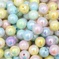 there are many different colors of beads together