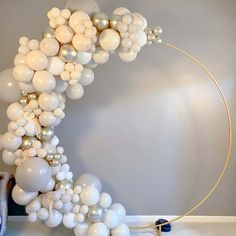 an arch made out of balloons is shown