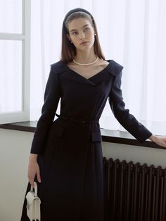 This is the Bellita Tailored Long Dress, featuring a wide collar that accentuates the collarbone line. It is made from a luxurious wool-silk blend fabric with a subtle sheen.- Structured fit with high-quality material- Optional belt for a polished look- Timeless piece worth adding to your collection* The actual color of the product is the most similar to the product cut.