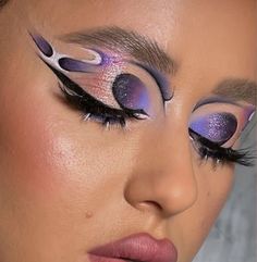 Fall Aesthetic Makeup, Crazy Eyeshadow Looks, Makeup For Deep Set Eyes, Спонж Beauty Blender, False Lashes Natural, Creative Eyeshadow, Eyeliner Eye Makeup, Eye Makeup For Hooded Eyes, Rave Ideas