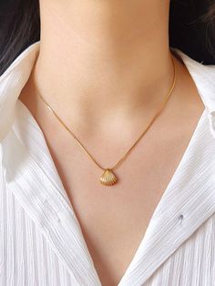 Shell Necklace With Pearl Pendant, Shell-shaped Jewelry With Pearl Pendant, Elegant Shell Necklace With Clavicle Chain As Gift, Elegant Shell Pendant As A Gift, Shell-shaped Pearl Pendant Jewelry, Elegant Clavicle Chain Shell Necklace As Gift, Elegant Shell Pendant As Gift, Elegant Shell Pendant For Gift, Elegant Shell-shaped Clavicle Jewelry