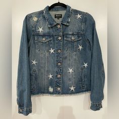 8th Of La - Star Embroidered Woman’s Denim Jacket, Size Medium. 100% Cotton Americana Jean Jacket. Never Worn. I Thought I’d Wear It For 4th Of July At Some Point, But Never Did. 1 Misplaced Spot On It, Which I Wouldn’t Consider A Defect. It Looks Like It Was Part Of The Distressing, But Just Wanted To Point It Out. Approximate Measurements: Neck To Bottom/Waist: ~18 Inches Bottom/Waist: ~19 Inches Arm Pit To Arm Pit: ~18.5 Inches Shoulder To Wrist: ~24.5 Inches Denim Jacket With Star Print, Denim Jacket With Star Print And Long Sleeves, Casual Star Print Denim Jacket, Fall Denim Jacket With Star Patch, Casual Cotton Outerwear With Star Patch, Casual Winter Denim Jacket With Star Print, Casual Denim Jacket With Star Print For Winter, Fall Denim Jacket With Star Patch And Long Sleeves, Denim Outerwear With Star Print For Spring