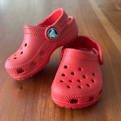 Size: 4 Toddler Color: Pepper Excellent Used Condition No Flaws Only Worn Once Or Twice - Look Brand New Smoke Free Pet Free Red Clogs, Lined Crocs, Toddler Crocs, Black Crocs, Shoes Crocs, Crocs Sandals, Light Up Shoes, Flip Flop Shoes, Kids Sandals