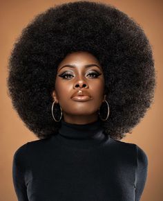 Natural Hair Movement, Natural Hair Routine, Ethnic Hairstyles, Natural Black Women, Pelo Afro, Afro Wigs, American Woman, Christmas Paintings, Gold Hair