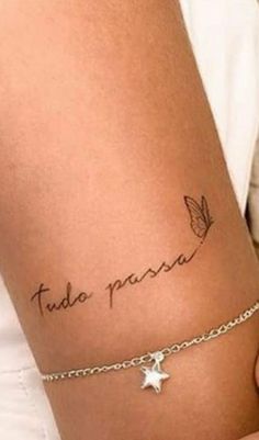 a woman with a tattoo on her arm that says, tudo parasaa