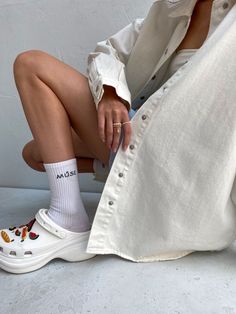 White Crocks Shoes Outfit, Crocs Photoshoot, White Crocs Outfit