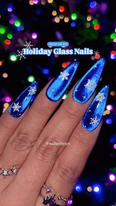 Jeanette Flores on Instagram: "Blue velvet cat eye Holiday nails ✨💙❄️✨ Save and share this viral glass nail look for inpo, Follow for more tutorials 🫶🏼   Using @daily_charme (code: JEN10) •001 Perfect Black •C02 Whiskers •Magnetic Cylinder Wand •T10 Midnight Kiss •Snowy Holiday Snowflake Stickers •Diamond Shine Top Coat  #bluenails #glassnails #cateyenails #velvetnails #magneticnails #snowflakenails #holidaynails #christmasnails #christmas2024 #diynails #nailtutorial #tutorial #nailvideos #nails #uñas #uñasdenavidad #winternails #nailtrends #jellynails #easynailart" Blue And Black Christmas Nails, Christmas Nails Magnet, Blue Cat Eye Christmas Nails, Holiday Glass Nails, Holiday Nails Cat Eye, Christmas Magnetic Nails, Cats Eye Christmas Nails, Cateye Christmas Nail, Christmas Cat Eye Nails Design