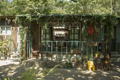 an old building covered in vines and plants