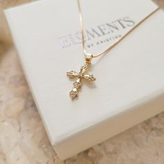 Luxury Cross Necklace In Fine Jewelry Style, Luxury Elegant Polished Cross Necklace, Cheap Gold Cross Pendant Jewelry, Luxury Gold Cross Necklace Gift, Gold Necklace With Diamond Pendant, Gold Cubic Zirconia Cross Necklace As A Gift, Dainty Gold Cross Necklace, Cross Necklace Aesthetic, Golden Cross Necklace