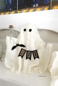 Create some fun DIY Halloween Ghosts for your Halloween Decor or Halloween Party this year. Easy Halloween craft tutorial made out of cheesecloth. CHEESECLOTH GHOST Halloween is right around the corner. My kids love to help me decorate the house. I have always wanted to make some Halloween Ghosts out of some cheese cloth. I Ghost Tutorial, Diy Halloween Ghosts, Scary Halloween Decorations Diy, Halloween Party Decor Diy, Ghost Diy, Carte Halloween, Adornos Halloween