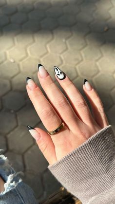 Bring the magic of the night sky to your nails with celestial designs! Save for enchanting looks that sparkle like the stars. October Nails, Seasonal Nails, Nail Swag, Fall Nail Colors, Halloween Nail Art, Autumn Nails, Nail Designs Spring, Fall Nail Designs, French Tip Nails