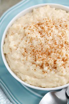 a bowl of mashed potatoes with cinnamon sprinkled on top