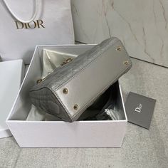 Charm - Dir Bags - 377 A+ Excellent Quality; Contact us if you've any questions in your mind. Stylish Handbags, Evening Clutch Bag, Luxe Fashion, Cute Bag, New Handbags, Grade 1, Dior Bag, Evening Bags, Mini Bag