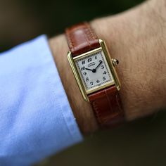 Presentamos el icónico Cartier Tank 5057001, un reloj que combina sin esfuerzo la elegancia atemporal con la sofisticación moderna. Elaborado con meticulosa atención al detalle, este exquisito reloj presenta una caja de plata 925 chapada en oro, que irradia un encanto lujoso que seguramente llamará la atención. El Cartier Tank tiene una rica historia que se remonta a 1917, cuando se presentó por primera vez. Inspirado en la forma de los tanques militares, este reloj revolucionó el mundo de la re Tank Cartier, Cartier Tank, Tanks Military, Watch Model, Watch Brands, Luxury Watches, Cartier, Time Piece, Timeless Elegance