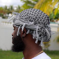 Grey Male Head wrap Made out of cool fitted material. Cool on the head and also can be used to lay down hair. You can style it multiple ways. Also unisex It arrives in 43x43 length material which means you would have to tie it to your fitting on your head! Video Instruction On How To Tie! https://www.youtube.com/watch?v=J-FKPHLRnGI Men Headwrap, Mens Turban Style Head Wraps, Turban Style Mens, Mens Head Wrap, Head Wrap, Short Dreadlocks Styles, African Hair Wrap, Outfits Hombre, Turban Headwrap