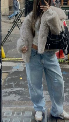 Fur Coat And Jeans, Levi’s Denim Jacket Outfit, How To Style Fur Coat, Autumn Outfits Streetwear, Soft Winter Aesthetic, Aw24 Outfits, Black Fur Coat Outfit, Faux Fur Coat Outfit, Fur Coat Outfits