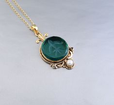 Description {Gemstone} - Green Glass {Metal} - BRASS {Necklace Length} - Approx. 5.8 cm ( without Chain ) {Necklace Width} - Approx. 2.9 cm ( without Chain ) {Gemstone Size} - 2.5 mm {Finish} - Smooth and high polished with brilliant shine. Natural stones may vary slightly in shape, size and color.Handmade Item {Note} -The necklace are made to order, production day is about 3-5 working days. The one you receive may be slight different from the one in the picture due to handmade nature, but it will be almost same as in the above picture. # Your order will be dispatch within 3-5 working days after receiving order# Items will be sent via registered airmail and take approx. 15-20 days to arrive. #Express mail Via FedEx/DHL/Aramex, is available for an extra charge at checkout. Costume Jewelry Necklace With Round Pendant Locket, Costume Jewelry Necklace With Round Locket Pendant, Vintage Gemstone Pendant Necklaces, Costume Jewelry Round Pendant Locket Necklace, Costume Jewelry Necklace With Locket Pendant, Vintage Gemstone Pendant Necklace, Oval Pendant Necklaces With Cabochon For Wedding, Victorian Round Necklace With Jewels, Oval Pendant Cabochon Necklace For Wedding