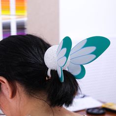 Find More Treasures➡️https://animepixelprint.etsy.com ✨ Channel the magic of The Legend of Zelda with the Navi Glowing Scrunchy, a must-have accessory for fans of the iconic series. This whimsical scrunchy features translucent wings and a glowing orb, perfect for cosplay, festivals, or daily wear 🌟. Whether you're out in the sun or lighting up the night, this hairband adds a touch of fantasy to any occasion. ️ Inspired by Navi, Link's glowing fairy companion, with delicate wings and LED orb 🌙 Day-to-night accessory that glows beautifully in darkness, making you stand out 😊 Elastic hairband ensures a comfortable fit for all head sizes 🎉 Perfect for cosplay, parties, festivals, or adding a magical touch to your daily style 💡 Lightweight and easy to wear for extended periods, with adjust Bow Of Light Zelda, Glow Stick Headbands, Glow In The Dark Accessories, Zelda Hair, Glow In The Dark Hair Accessories, Navi Zelda Earrings, Glowing Fairy, Glowing Orb, Shark Clip