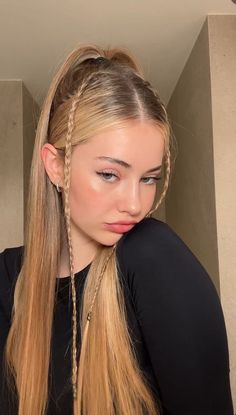 tatiana kaer Tate Mcrae Concert Hairstyles, Hairstyles For Long Hair For Concerts, Guts Tour Hair Ideas, Hair For Concerts Hairstyles, Concert Hairstyle Ideas, Easy Concert Hairstyles, Hairstyle Concert, Peinados Aesthetic Faciles, Concert Hairstyle