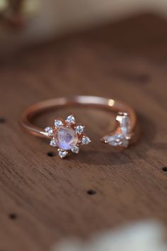 Elegant Rose Gold Moonstone Jewelry, Gold Moonstone Ring For Gift In Mystical Style, Rose Gold Moonstone Open Ring Gift, Elegant Rose Gold Moonstone Ring, Elegant Rose Gold Moonstone Ring Gift, Bleu Violet, Luz Natural, Moonstone Jewelry, Gold Plated Rings