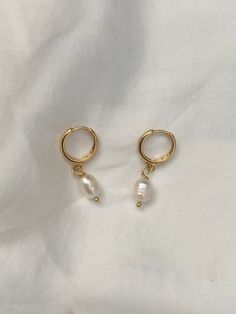 Brand new 💕Handmade by yours truly ☀️Each Pearl is unique in shape and individual markings and will differ slightly from pictured as I'll make to order Beautiful high quality that is nickel and lead free. Huggies, charm and all findings are 18K gold plated and tarnish resistant. COLOURGold SIZE2.2-2.6cm TL Material18K Plated Gold Brass + Authentic Freshwater Pearl Weight2.4g 💌 Price includes free untracked shipping within Australia **These huggies have an 1mm thick ear pin which may not be be Reflecting Light, Body Chains, Jewelry Accessories Ideas, Jewelry Lookbook, Jewelry Inspo, Online Earrings, Dream Jewelry, Summer Jewelry, Jewelry Earrings Hoops