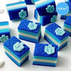 blue and white cake pieces with the letter e on them