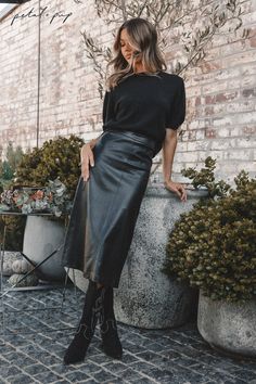 Turn heads this fall in the Miller Faux Leather Midi Skirt in Black. A sleek and edgy addition to your autumn wardrobe. 🍂🖤 Tap to shop this fall skirt outfit now! Midi Leather Skirt Outfit Winter, Brown Leather Midi Skirt Outfit, A Line Leather Skirt Outfit, Black Leather Skirt Outfit Winter, Black Leather Skirt Outfit Ideas, Midi Leather Skirt Outfit, Leather Midi Skirt Outfit, Jackee Harry, Classy Club Outfits